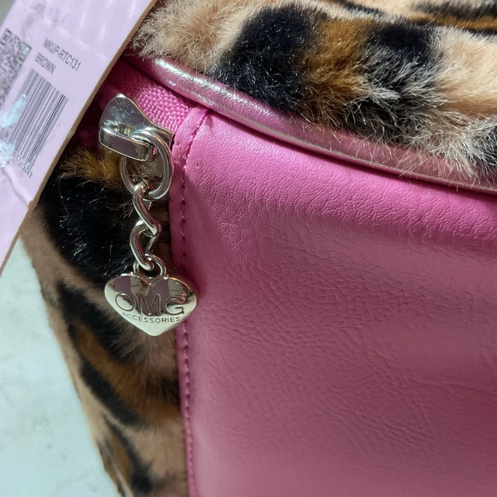 Miss Gwen’s OMG Faux Fur Leopard NIB Makeup Case w/ Pink Zipper, 5.50”Hx8”Wx5”D
